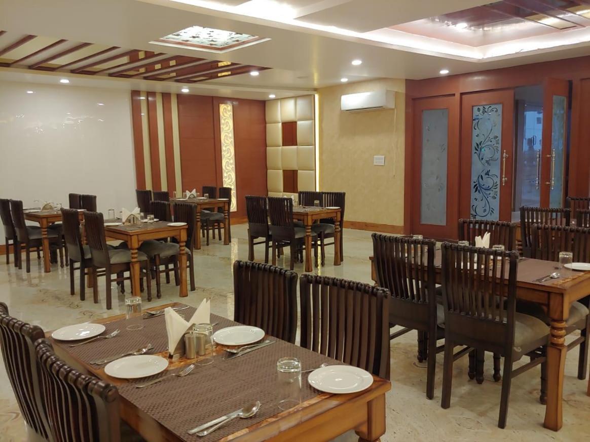 Hotel Shivoy Grand Варанаси Экстерьер фото