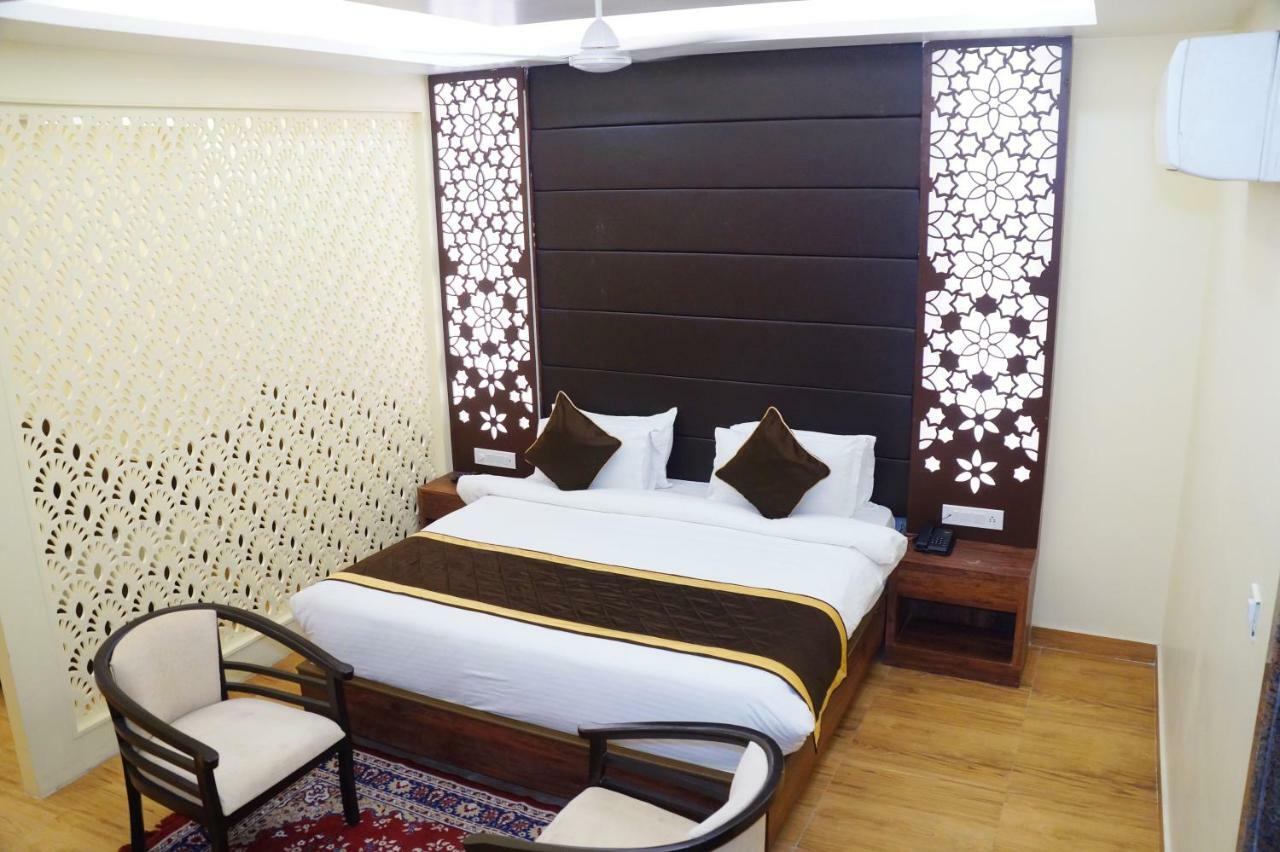 Hotel Shivoy Grand Варанаси Экстерьер фото